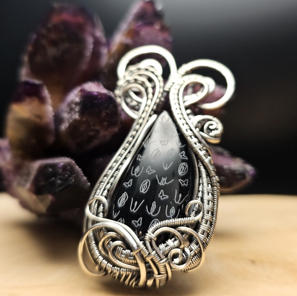 Handmade sterling silver, laser engraved black onyx yoni pendant - Picture 4 of 4